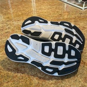 Mens Hoka one one. 10.5